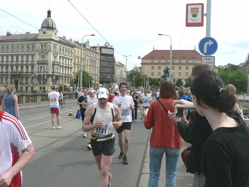 Maraton09 131.jpg - A už je tady, Radek si obědnal gel i na této předávce.
